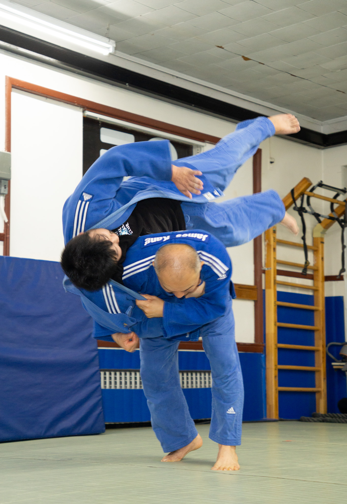 Shoulder throw execution